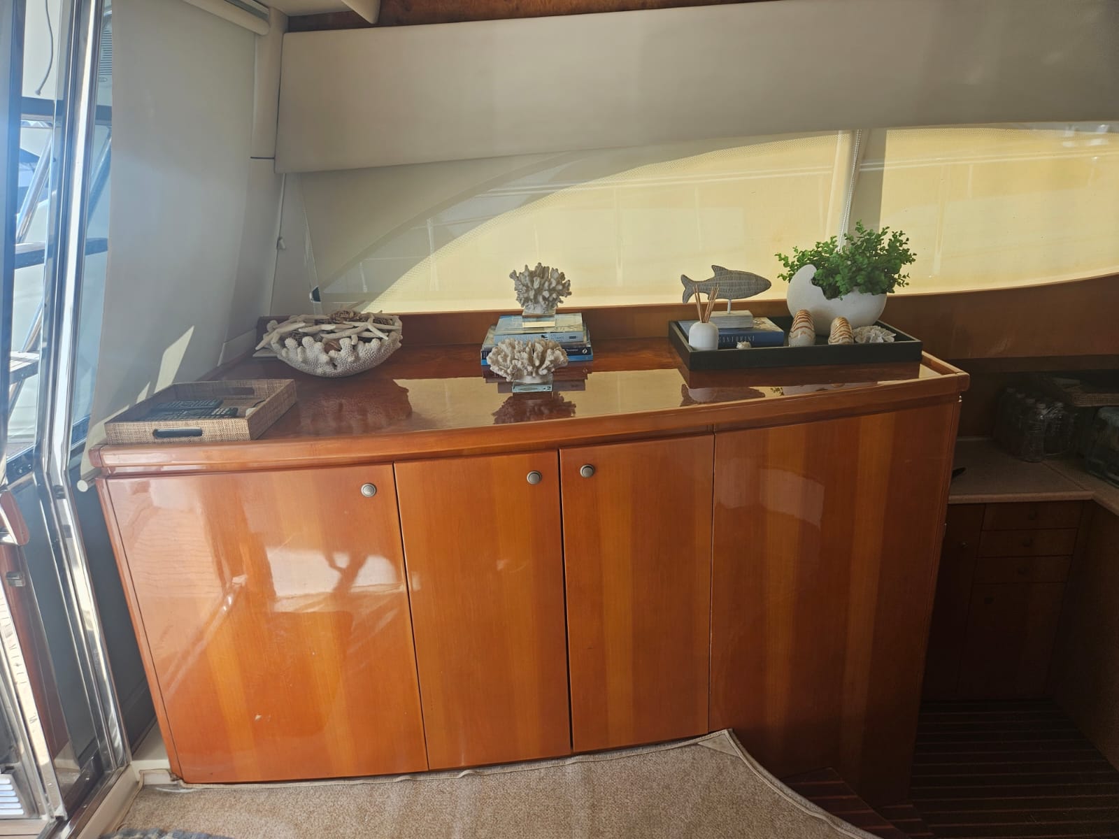 Interior premium de lancha em Salvador - perfeito para despedida de solteira