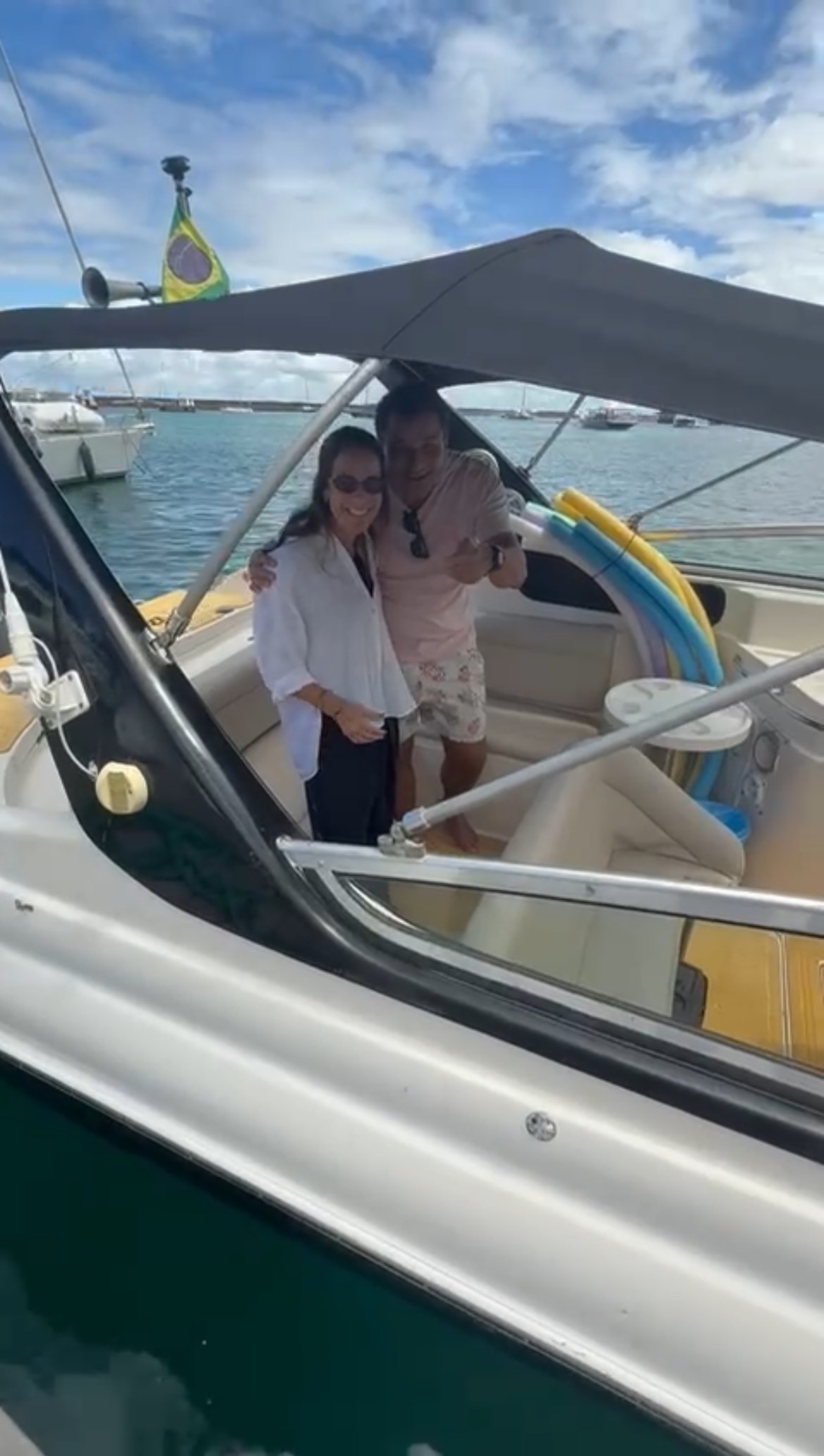 Casal a bordo de uma lancha do Giro