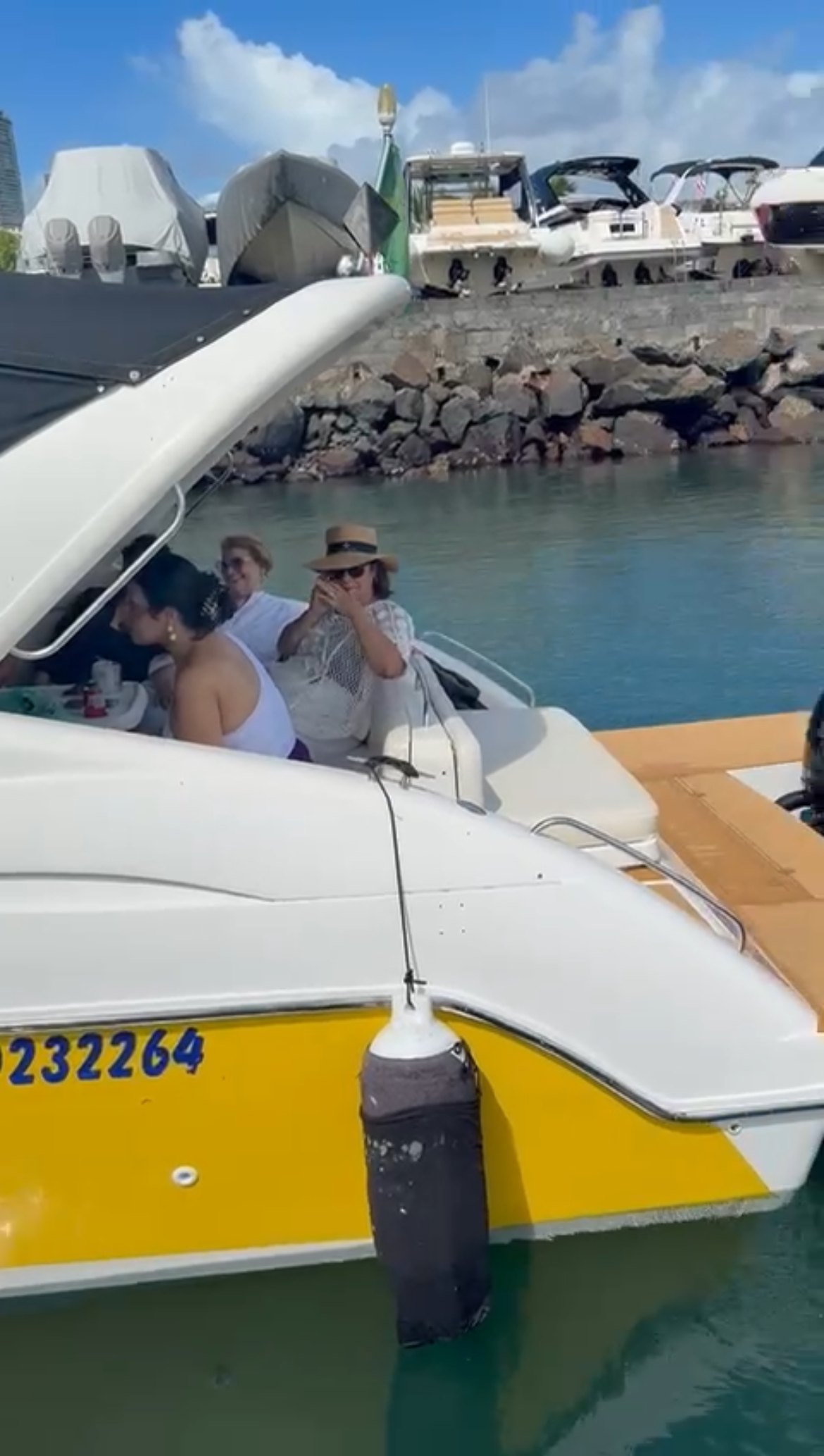 Amigas a bordo de uma lancha do Giro