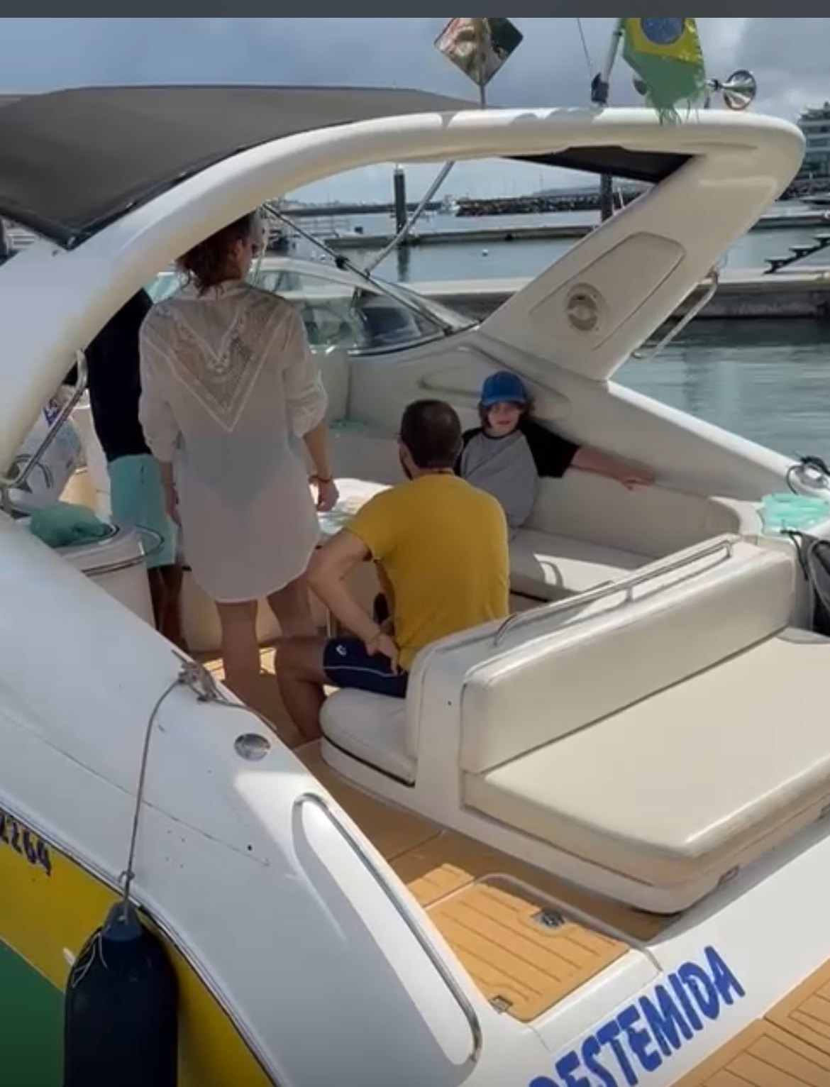 Família embarcada na lancha Destemida