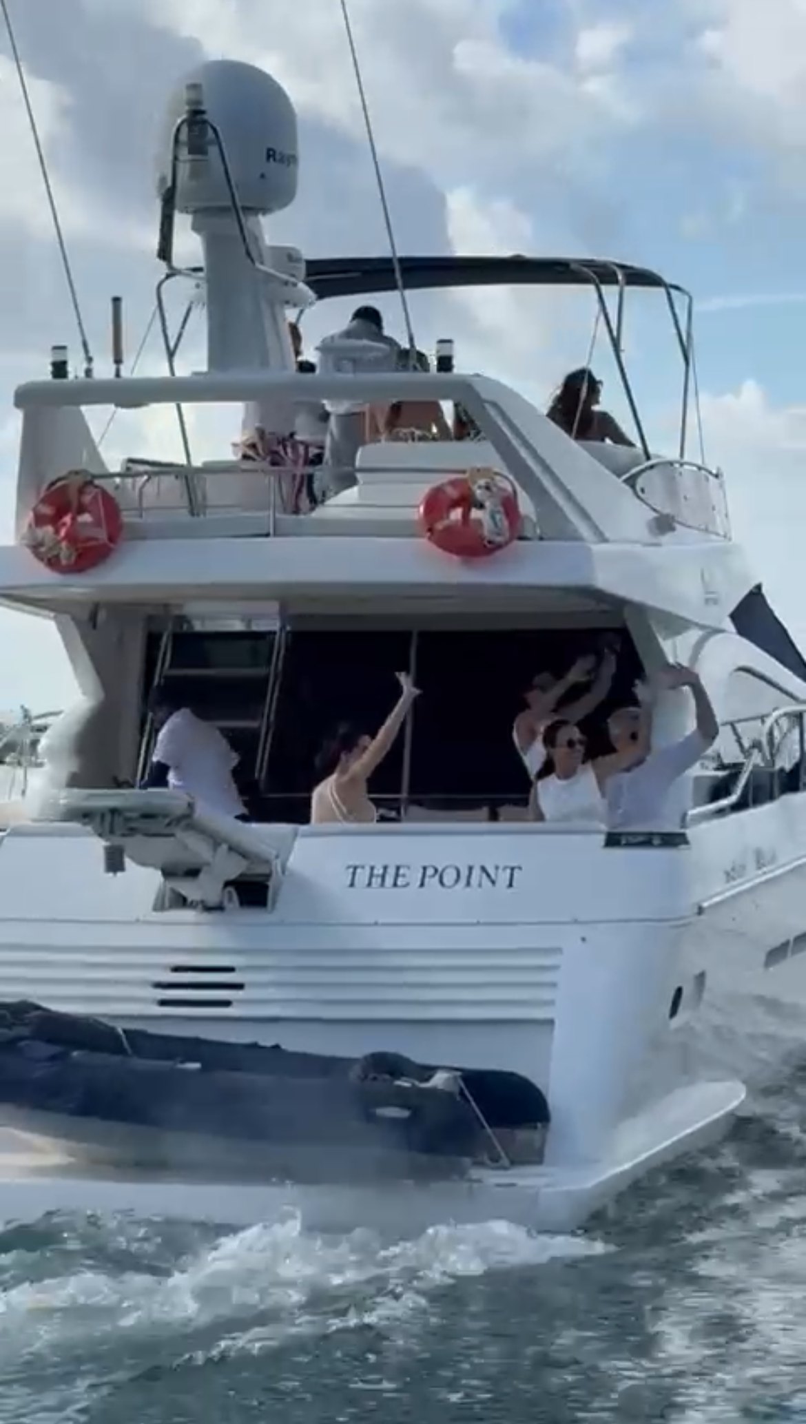 Clientes acenando no fly deck do iate The Point