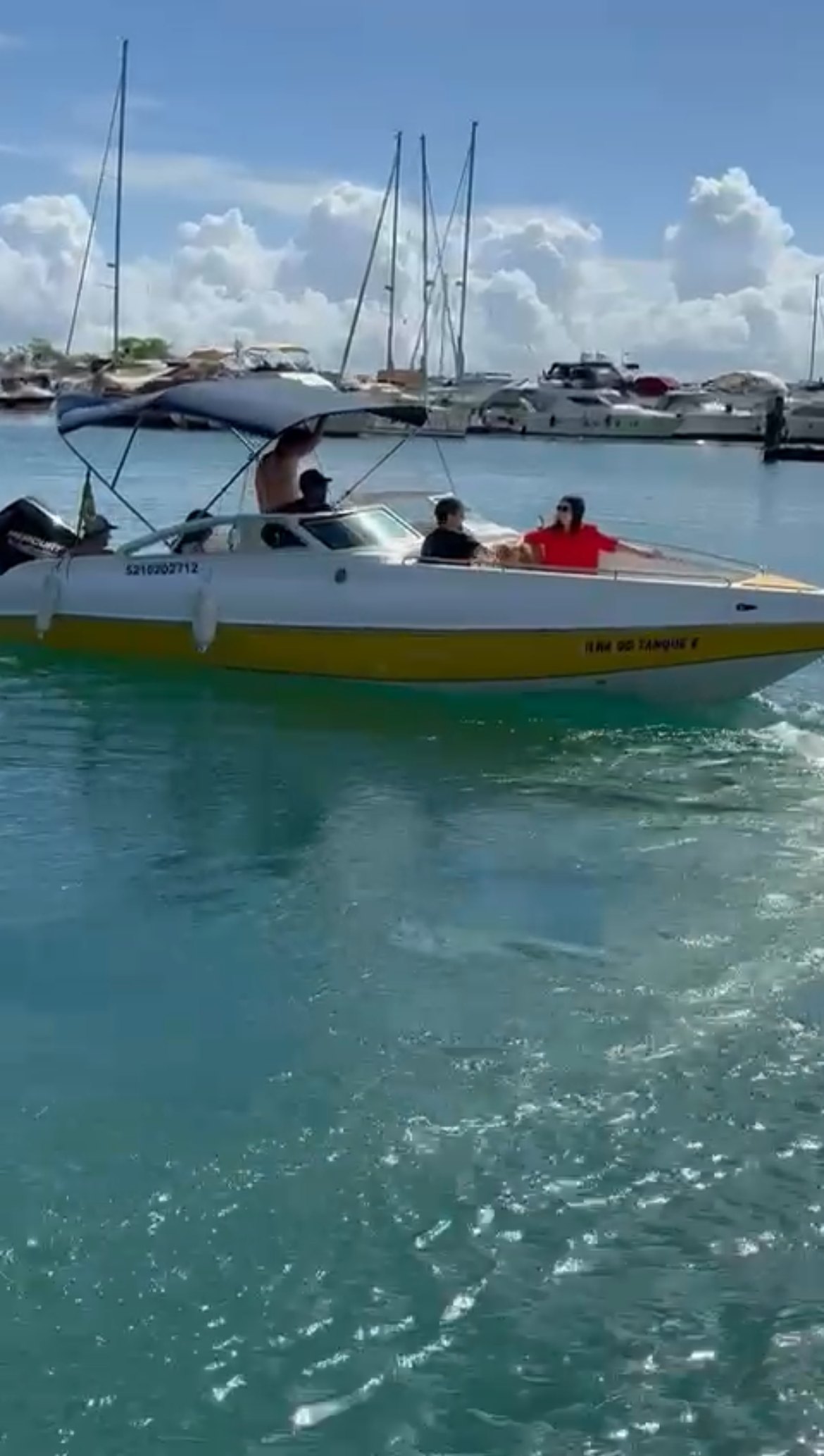 Lancha do Giro em movimento na Baía